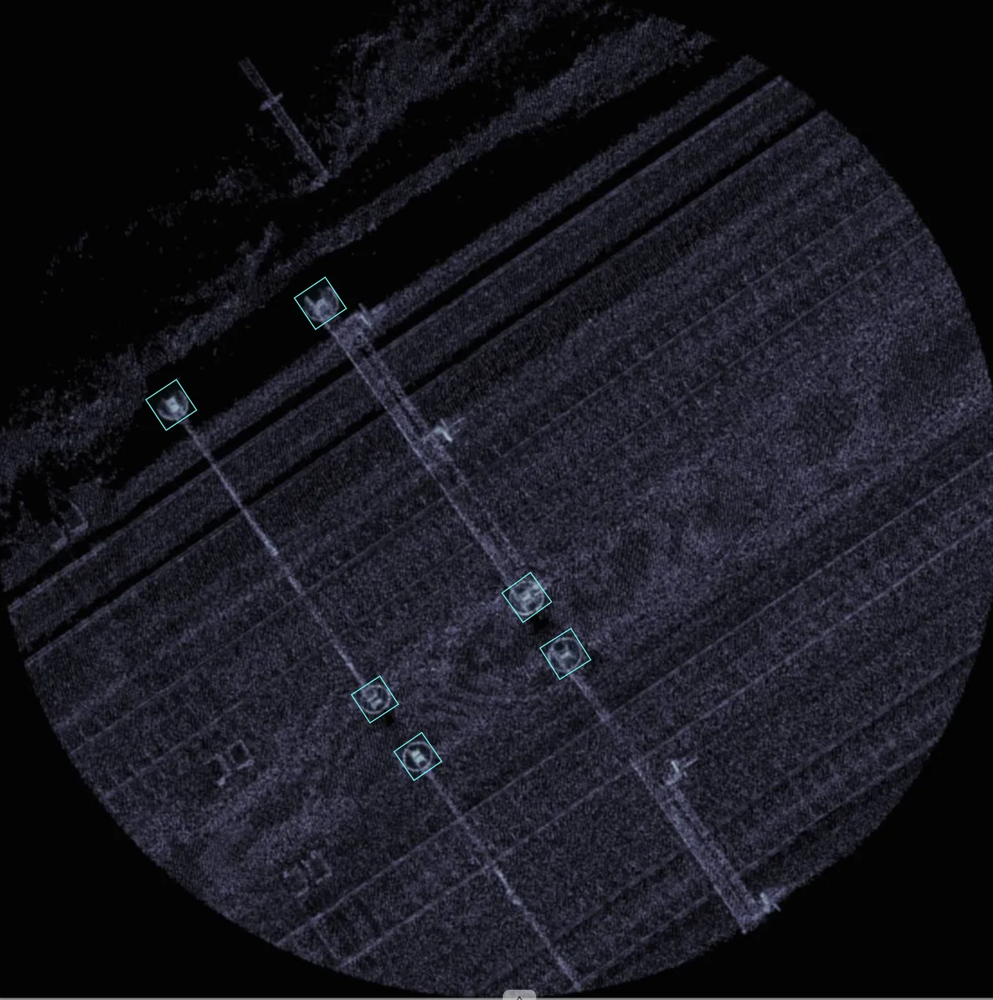 Bovenaanzicht van een spoorpuntenwolk met de gedetecteerde assets omkaderd