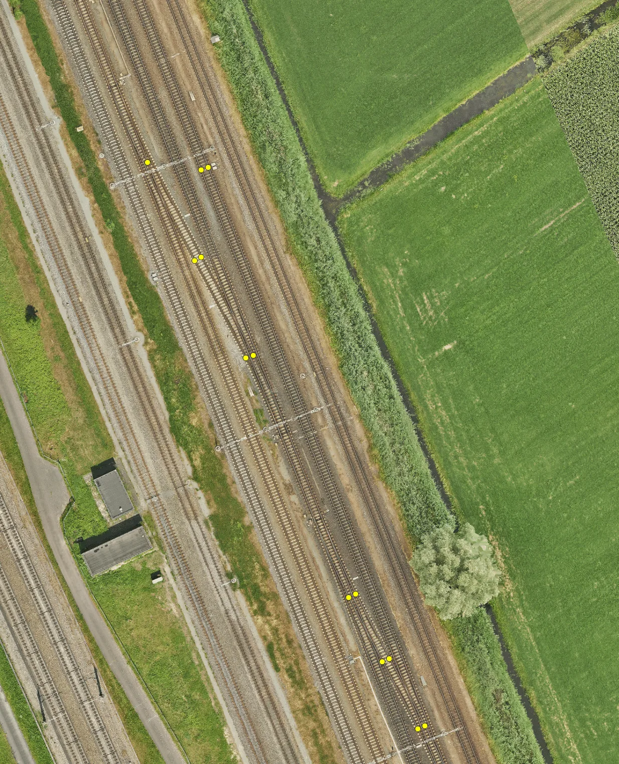 Luchtfoto van een meersporig baanvak met de gedetecteerde ES-lassen op hun geogerefereerde positie