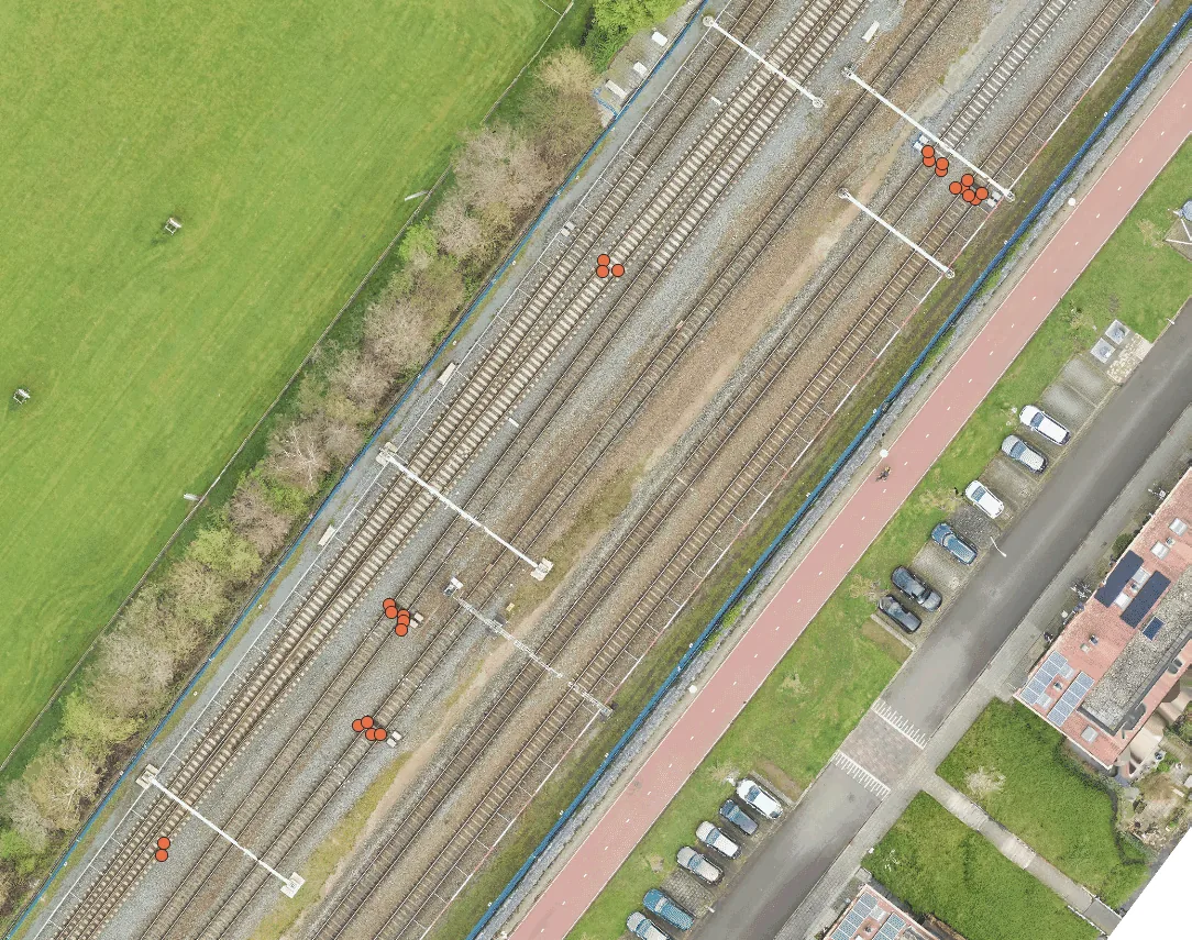 Luchtfoto van het spoor met de via camera-triangulatie bepaalde posities van ES-lassen in rood